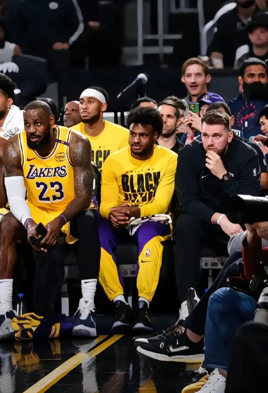 九游体育-出色防守引爆全场！，浓眉哥意外战胜瑞士队再创辉煌时刻(浓眉哥防守集锦)