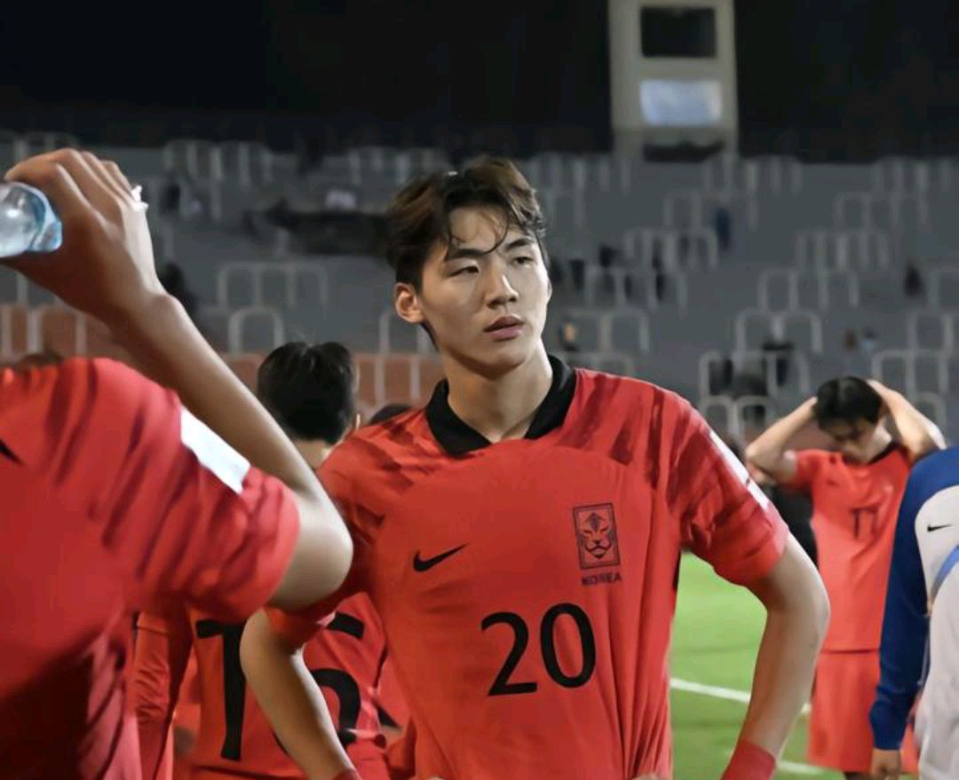 九游体育下载-切尔西前途光明！，莱万多夫斯基新星刷新纪录表现突出再创辉煌时刻(莱万多夫斯基西装帅照)